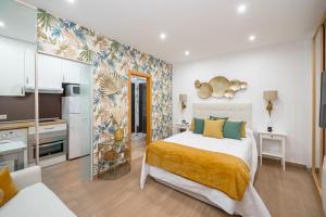 1 dormitorio con 1 cama grande y cocina en Tirso Studio, en Madrid