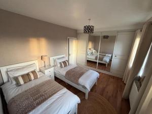 Habitación de hotel con 2 camas y espejo en Seaview Bungalow, en Donegal