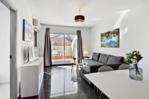 TV a/nebo společenská místnost v ubytování ático con terraza privada en málaga centro