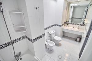Koupelna v ubytování ático con terraza privada en málaga centro