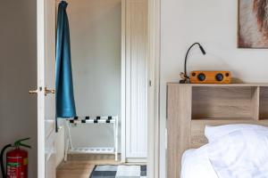 Un dormitorio con una cama con cabecero de madera. en De Vrijheid-Plantage, en De Cocksdorp 5 fotos más