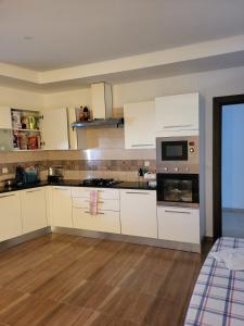cocina con electrodomésticos blancos y suelo de madera en Villa Smiley en Hammamet