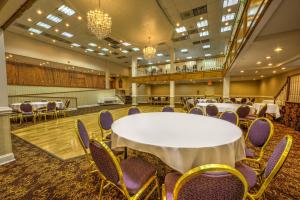 une salle de conférence avec une table blanche et des chaises violettes dans l'établissement Village Inn Clemmons-Winston Salem, Trademark by Wyndham, à Clemmons