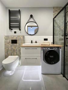 uma casa de banho com uma máquina de lavar roupa e um WC em 34_Boho - DeerRest Apart em Jelenia Góra
