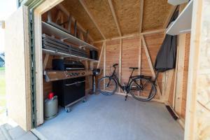 una bicicletta parcheggiata all'interno di un garage di Tweete Heimaat a Büsum