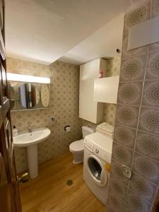a bathroom with a washing machine and a sink at Apartamento, torremolinos, Mlg. in Torremolinos