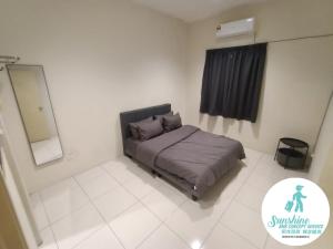 1 dormitorio con cama y espejo. en sunshine bnb concept service en Ipoh