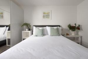 מיטה או מיטות בחדר ב-Beachview Apartment 6, Crantock, Newquay