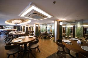 イスタンブールにあるGrand Star Hotel Bosphorus & Spaのダイニングルーム(木製のテーブルと椅子付)