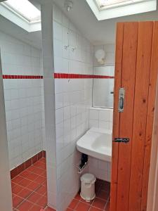 y baño con lavabo y espejo. en 381 Glassillaun Cottage, en Renvyle