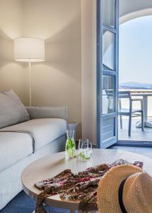 - un salon avec un canapé et une table dans l'établissement Acroterra Rosa Luxury Suites & Spa, à Akrotiri