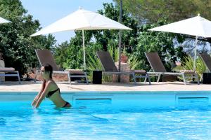Bazén v ubytování Artemisia Resort nebo v jeho okolí