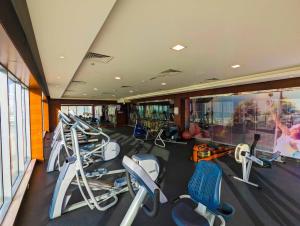 Fitness centrum a/nebo fitness zařízení v ubytování Marjan Island Beautiful Apartment Sea Side View Beach Luxury Rooms Ras Al Khaimah UAE