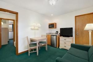 Küche/Küchenzeile in der Unterkunft Mariner Inn And Suites