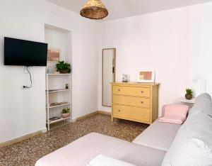 ein Wohnzimmer mit einem Sofa und einem TV in der Unterkunft Concept Sicily in Syrakus