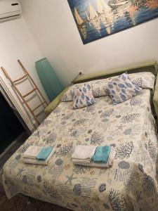 um quarto com uma cama com toalhas em Stella marina em Anzio