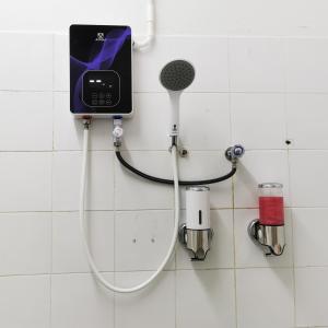 un cabezal de ducha y un teléfono en la pared en Wave House Studio Huahin en Hua Hin