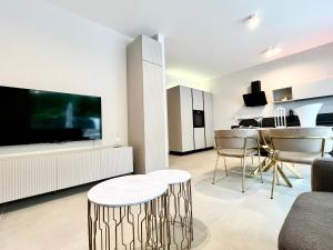 Μια τηλεόραση ή/και κέντρο ψυχαγωγίας στο Lago Style Apartment