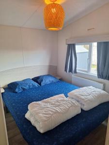 Krevet ili kreveti u jedinici u objektu EnJoy Meer und See Ferienhaus -Aan het Lauwersmeer in Lauwersoog -3 Slaapkamers - 1 tot 6 pers -Vanaf 14u al inchecken! Free WIFI!