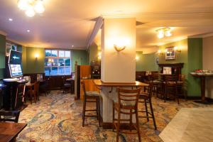 un bar dans un restaurant avec des tables et des chaises dans l'établissement The Shrewsbury Hotel Wetherspoon, à Shrewsbury