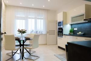 kuchnia i jadalnia ze stołem i krzesłami w obiekcie Luxury Apartment with Sauna w Koszycach