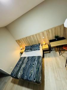 a bedroom with a bed and a desk in a room at Hospedaje Los Rosales in Madrid