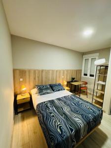 Un dormitorio con una cama y una mesa con una escalera en Hospedaje Los Rosales, en Madrid