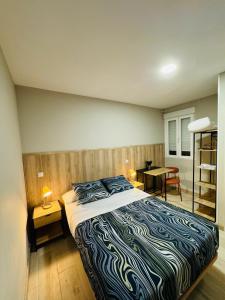 1 dormitorio con 1 cama grande y escritorio en Hospedaje Los Rosales, en Madrid