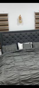Ein Bett oder Betten in einem Zimmer der Unterkunft East Legon Hills Getaway Spot