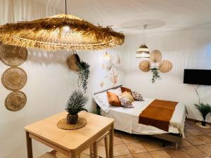 Un dormitorio con una cama y una mesa en una habitación. en MARA'S HOME, en Catania
