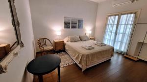 a bedroom with a bed and a chair in it at Posta belgrano excepcional en la mejor zona de Mendoza in Mendoza