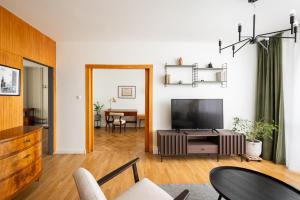 Televízia a/alebo spoločenská miestnosť v ubytovaní Kopernika City Centre Apartment