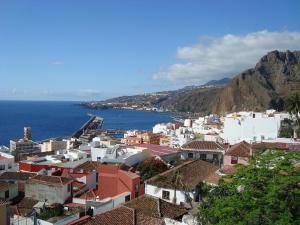 uma vista para uma cidade com o oceano e montanhas em Apartamentos Montecristo em Santa Cruz de la Palma