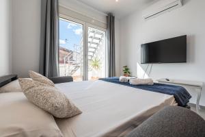 um quarto com uma cama grande e uma televisão em Bettatur Apartaments Cuirateries em Tarragona