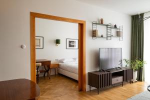 Televízia a/alebo spoločenská miestnosť v ubytovaní Kopernika City Centre Apartment