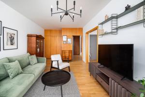 Televízia a/alebo spoločenská miestnosť v ubytovaní Kopernika City Centre Apartment