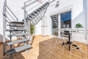 uma varanda com uma mesa e escadas numa casa em Bettatur Apartaments Cuirateries em Tarragona