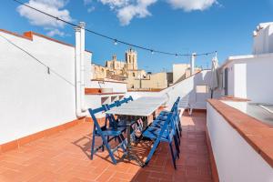 uma mesa e cadeiras no telhado de um edifício em Bettatur Apartaments Cuirateries em Tarragona
