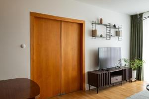 Televízia a/alebo spoločenská miestnosť v ubytovaní Kopernika City Centre Apartment