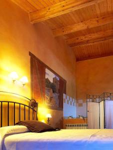 una camera con letto e soffitto in legno di Alojamientos Rurales EL VALLEJO a Guadalajara
