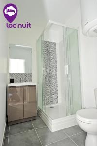 a bathroom with a shower and a toilet at Loc'Nuit - Appartements Tout Confort - Hyper Centre AGEN in Agen