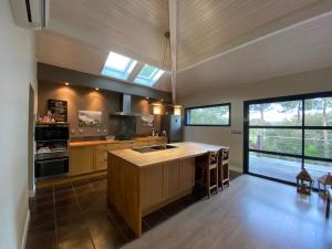 une cuisine avec un grand îlot au milieu dans l'établissement Villa 24 Moliets, à Moliets-et-Maa