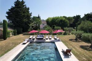 カヴァイヨンにあるSuperbe Mas Provençal 600m2 avec une Superbe Piscine Chauffée et très grand jardin 9000m2, situé au cœur du Luberon en campagne proche de L'Isle sur la Sorgue, 12 personnes, LS2-17 FIGNOULADOの庭園内のプール(椅子、パラソル付)