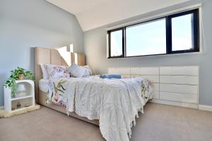 1 dormitorio con cama y ventana en Lumière Urban Hideaway-Split Level ·Views ·Parking en Sídney