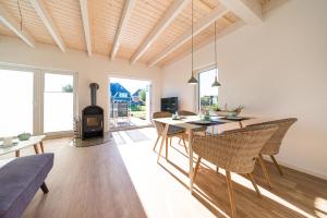 a living room with a table and a wood stove at Tweete Heimaat in Büsum