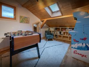 una habitación con futbolín en la esquina de una habitación en Chalet Evonyx - OVO Network, en Samoëns