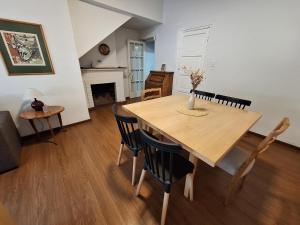 a dining room with a wooden table and chairs at Posta belgrano excepcional en la mejor zona de Mendoza in Mendoza