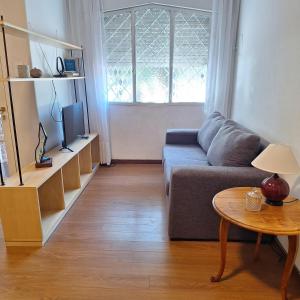 a living room with a couch and a table at Posta belgrano excepcional en la mejor zona de Mendoza in Mendoza