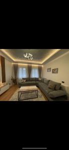 uma sala de estar com um sofá e uma mesa em AMLA “ Guesthouse “ em Shkodër