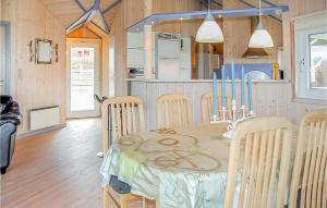 eine Küche mit einem Tisch und Stühlen im Zimmer in der Unterkunft 3 Bedroom Awesome Home In Sjlund in Hejls